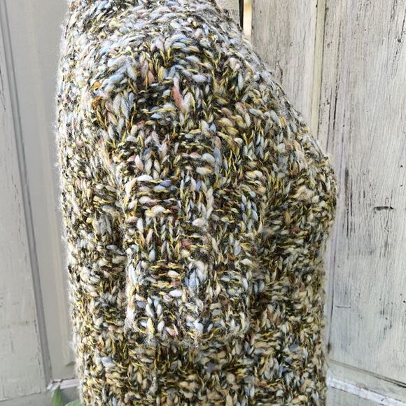 Hand knit by Dollie at ANTHROPOLOGIE green short sleeve cardigan. Size M - Picture 5 of 7